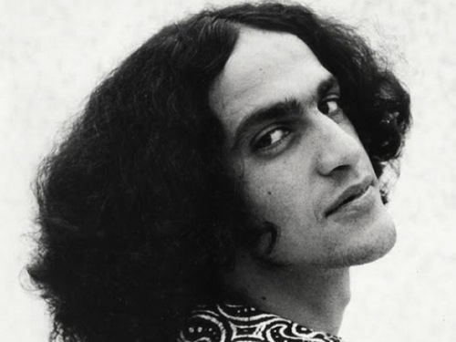 Retrato em preto e branco de Caetano Veloso, de cabelos longos