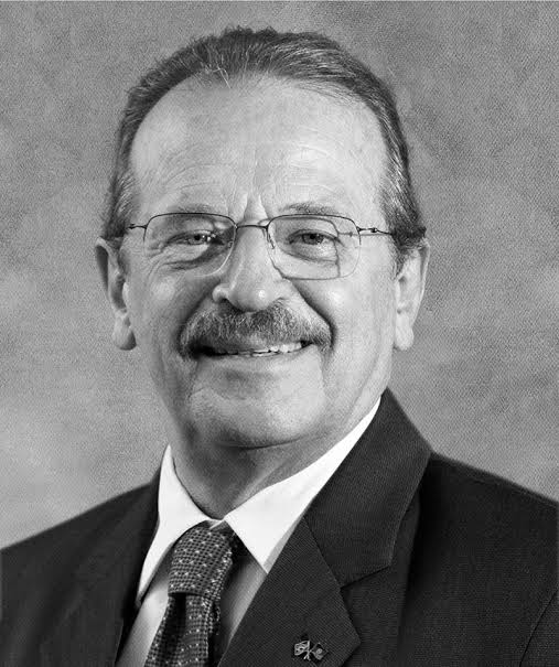 Retrato oficial de Tarso Genro, de óculos e bigode, em preto e branco